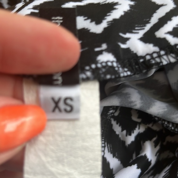 Onzie Black and White Geometric Patterned Mesh Side Crop Leggings - Picture 7 of 8